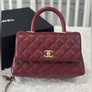 CHANEL 21K small Coco Handle in burgundy